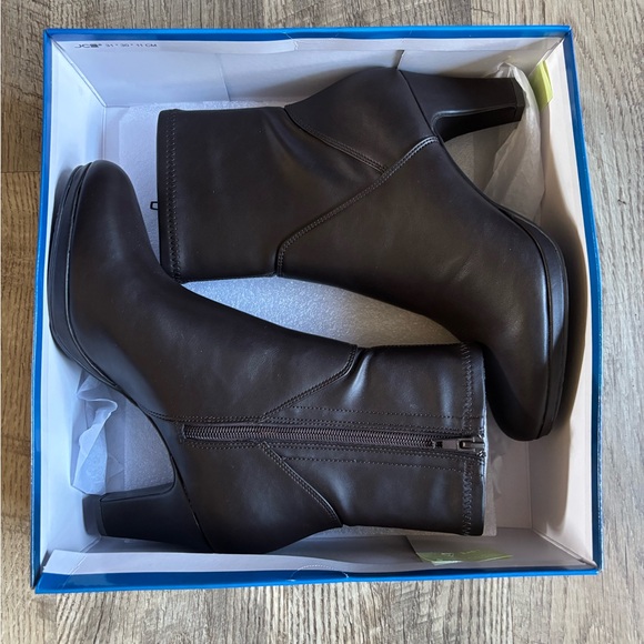 Easy Street Women’s Solana Platform Boots - Picture 6 of 8